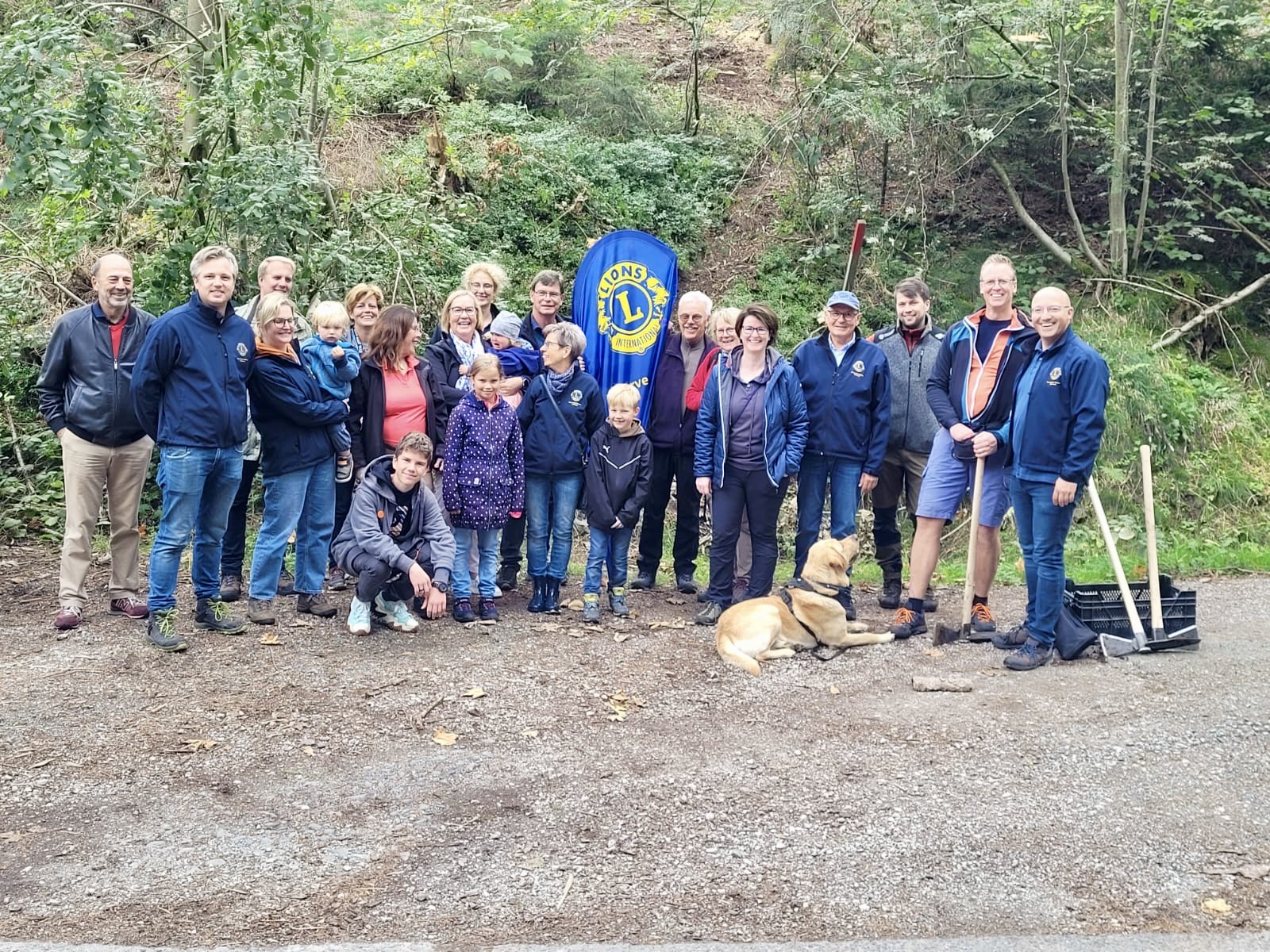 Gruppenbild nach Baumpflanzaktion