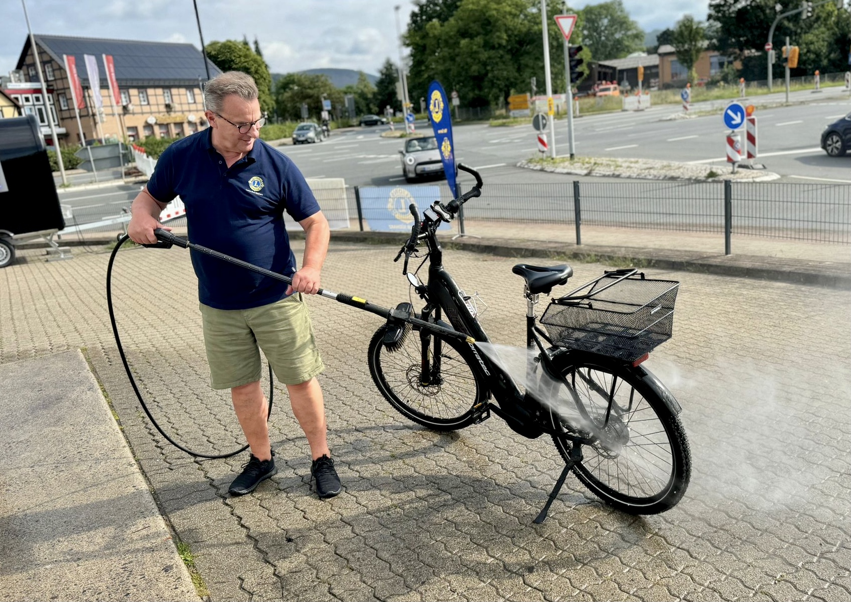 Auch Zweiräder konnten gewaschen werden